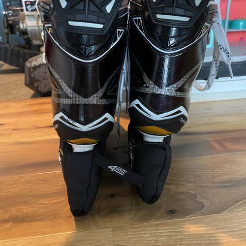 Senior Bauer Supreme 1S Regular Width Pro Stock Size 8.5 Hockey Skates