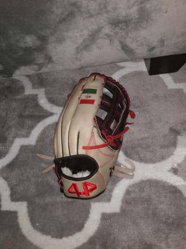 Used High School/College 44 Pro Right Hand Throw Outfield Signiture Series Baseball Glove 12.75"