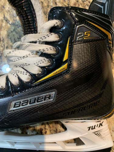 Senior Bauer Supreme 2S Regular Width Size 10 Hockey Skates + 2 SETS OF BLADES (LS3 &LS5)