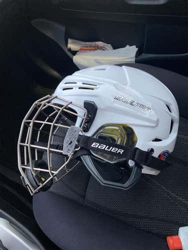 White Used Small Bauer Re-Akt  Helmet