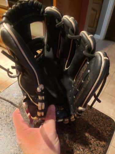 Black Used High School/College Rawlings Right Hand Throw Infield Heart of the Hide 11.5