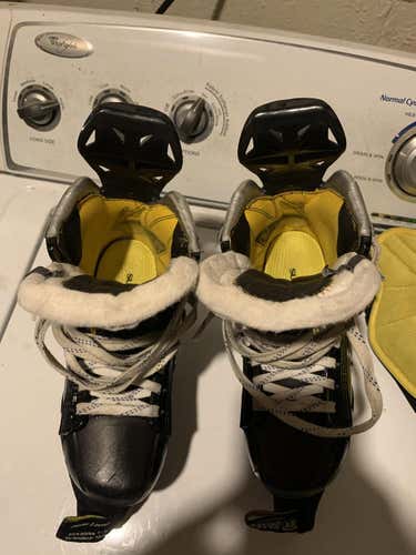 Junior Used Bauer Supreme 1S Regular Width Size 3