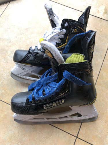 Senior Bauer Supreme 2S Regular Width Size 7 Hockey Skates