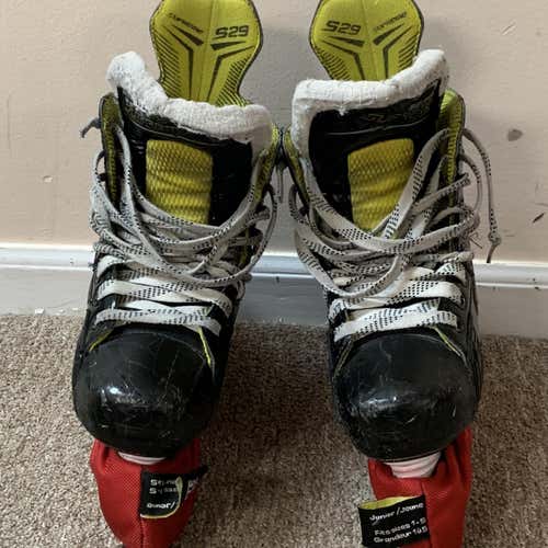 Junior Bauer Supreme S29 Regular Width  Size 4.5 Hockey Skates