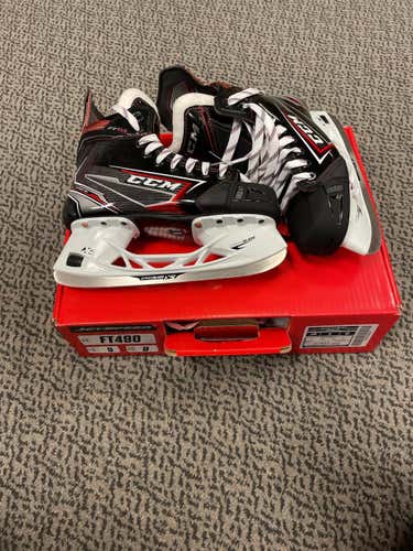 Junior CCM JetSpeed FT490 Regular Width Size 5 Hockey Skates