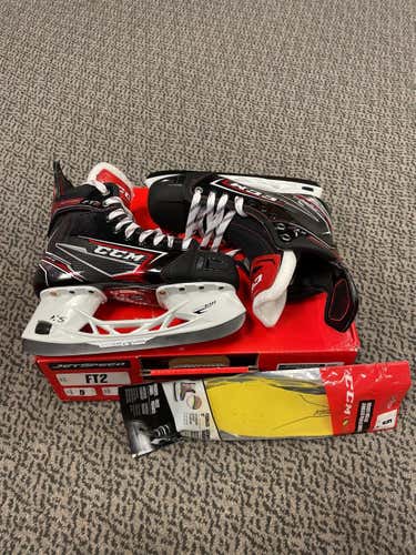 Junior CCM JetSpeed FT2 Regular Width Size 5 Hockey Skates