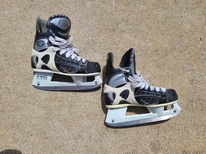 Used Junior CCM Super Tacks 652 Hockey Skates Regular Width Size 2.5