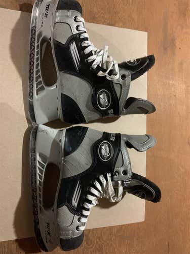 Senior Bauer Extra Wide Width Size 8.5 Hockey Skates