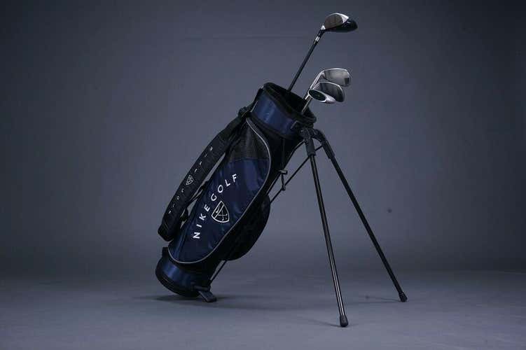 NIKE GOLF STAGE 2 STEEL JUNIOR GOLF SET W/ MATCHING BAG FOR 52-61” TALL, 7-10