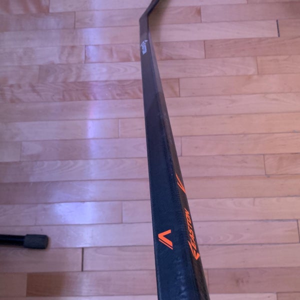 New Intermediate Easton Right Handed V9E Hockey Stick Mid Pattern |  SidelineSwap