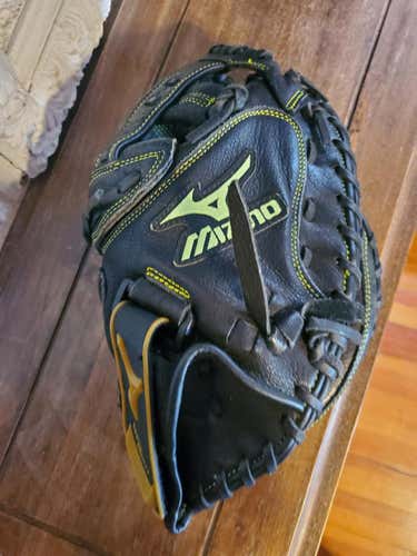 Used Mizuno Right Hand Throw Catcher's Glove 34"