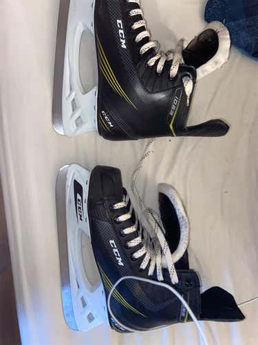 Senior CCM Tacks 1052 Regular Width  Size 9 Hockey Skates