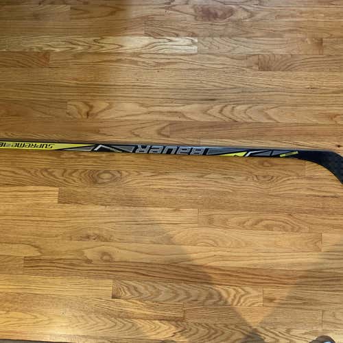 Junior Right Handed Supreme S160 Mid Pattern Hockey Stick