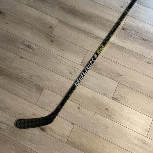 Senior Right Handed Supreme 2S Pro Mid Pattern Pro Stock Hockey Stick