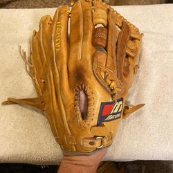 Mizuno Adult Right Hand Throw MZ1355 13.5" Softball Glove