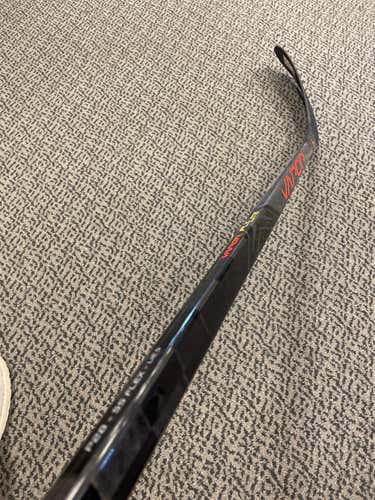 Intermediate Right Handed Vapor FlyLite P28 Pattern 55 Flex Hockey Stick