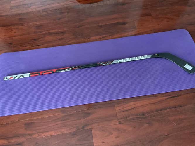 New Intermediate Bauer Right Handed Vapor FlyLite Hockey Stick Mid Pattern