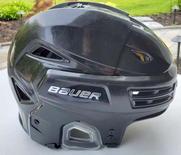 Large Bauer Re-Akt 200 Helmet used as demo