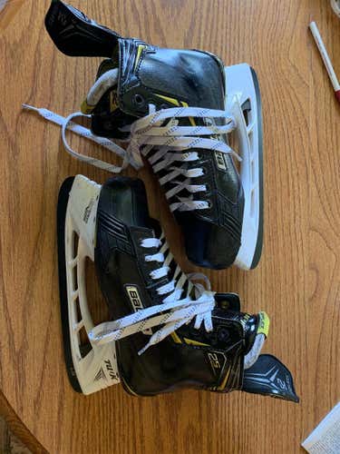 Senior Bauer Supreme 2S Extra Wide Width  Size 8.5 Hockey Skates