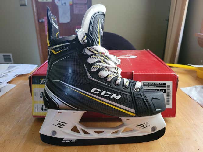 New Junior CCM Tacks 9090 Hockey Skates Extra Wide Width Size 4.5