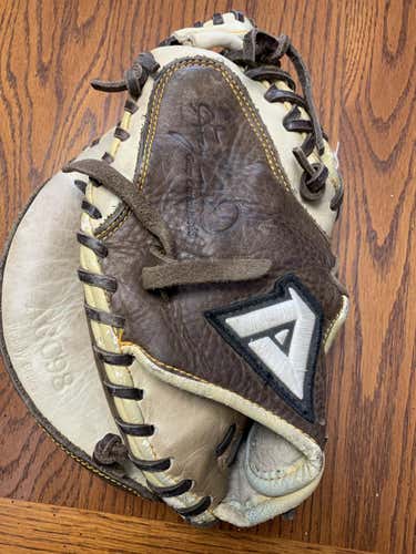 Used Kid Pitch (9YO-13YO) Akadema Left Hand Throw Catcher's Glove 32"