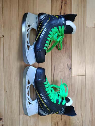 Used Junior CCM Tacks 9042 Hockey Skates Size 5