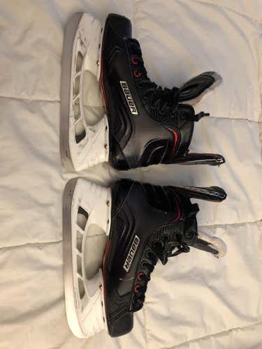 Junior Bauer Vapor X900 Regular Width Size 4.5 Hockey Skates