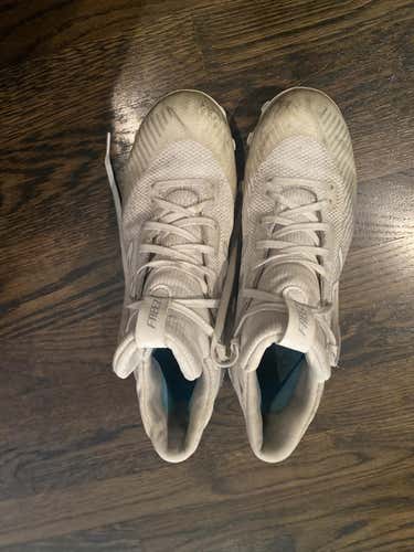 White Unisex Molded Cleats Low Cut Freeze