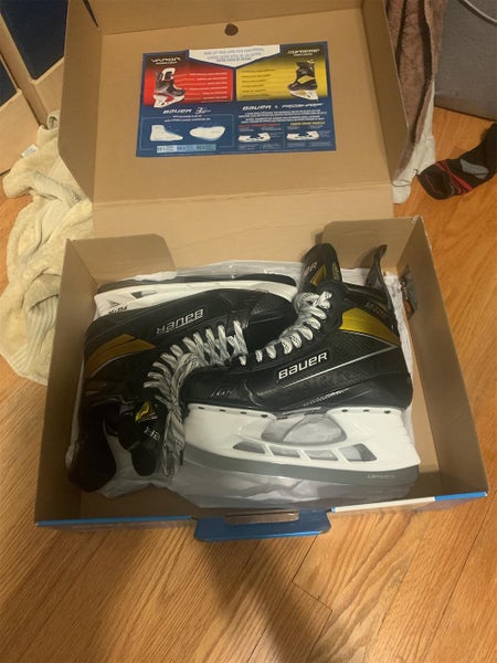 Senior Bauer Supreme Ultrasonic Regular Width Size 10.5 Hockey Skates
