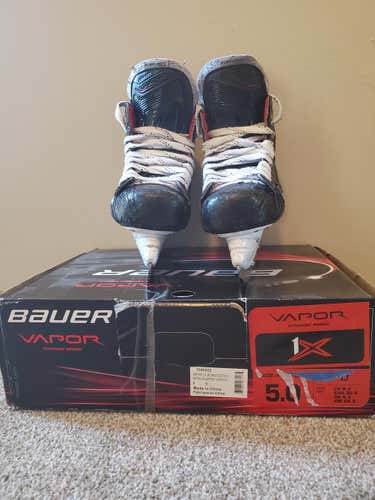 Used Junior Bauer Vapor X900 Hockey Skates Size 5