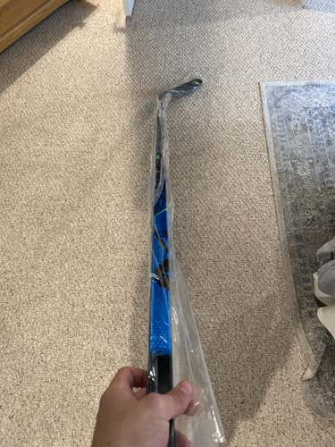 Senior Right Handed P28 Curve 77 Flex   Nexus Geo Hockey Stick
