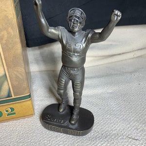 Reggie White GB retirement statue