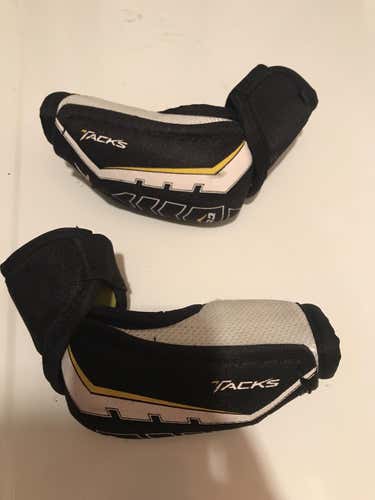 Used Medium CCM  Tacks 2052 Elbow Pads