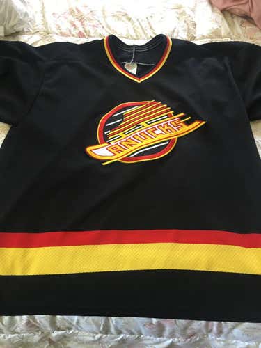 Canucks Flying Skate Jersey (L)