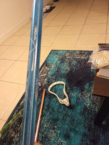 Warrior kryptolyte wire lacrosse shaft- blue
