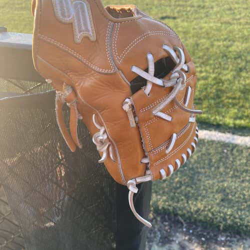 LIKE NEW! SSK White Line Baseball Glove