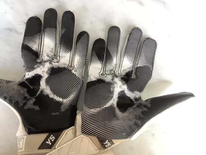 Football gloves nike