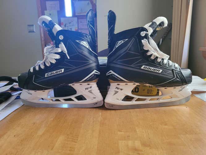 Used Junior Bauer Supreme S170 Hockey Skates Extra Wide Width Size 5