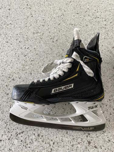 Used like new Senior Bauer Supreme 2S Pro Hockey Skates Size 7.5