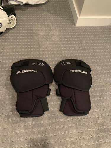 2nd Gen Passau Pro Goalie Knee Guards L/XL