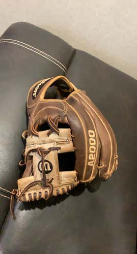 Brown Used High School/College Wilson Right Hand Throw Infield A2000 Baseball Glove 11.75"