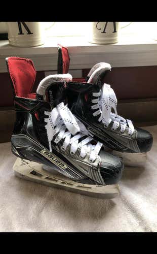 Junior Bauer Vapor X900 Regular Width  Size 5 Hockey Skates