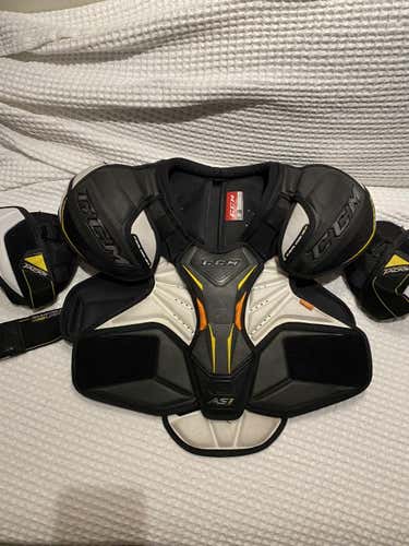 CCM super tacks d30 adult small shoulder pads for hockey