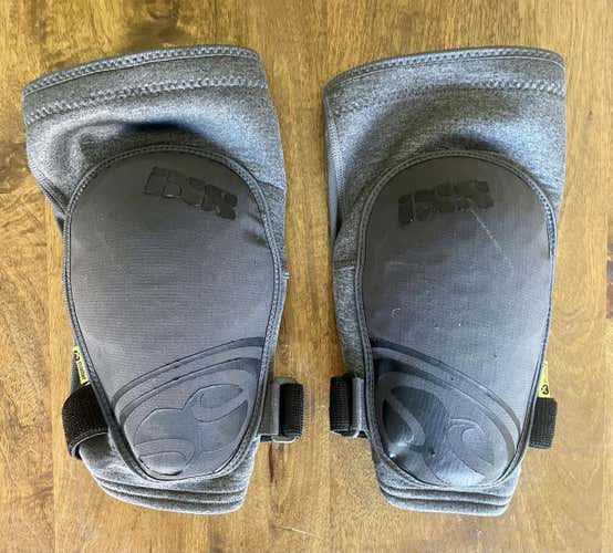 IXS Flow EVO+ Knee Pads (Size L, Excellent Condition)