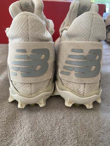 White Used Youth Men's Size 7.5 (Women's 8.5) Molded Cleats New Balance Cleats