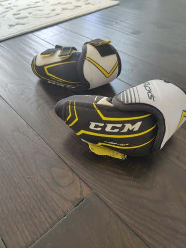 Used Junior Medium CCM Tacks Vector Plus Elbow Pads