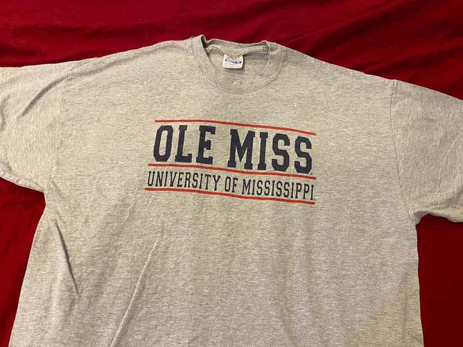 Used University of Mississippi Ole Miss Rebels XXL T-Shirt