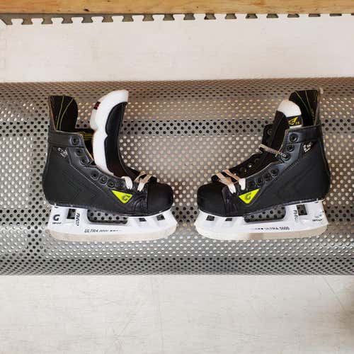 New Junior Graf G735 Pro Hockey Skates Regular Width Size 2.5