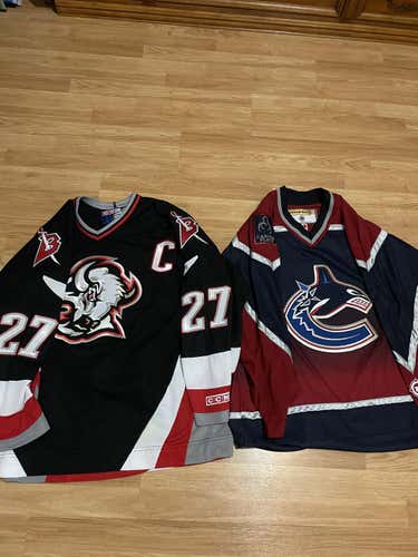 Description Peca Buffalo Sabres Black XL and Canucks gradient Lot Reserved