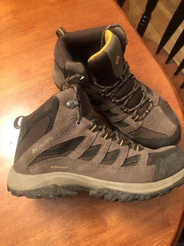 Men's Size 8.0 (Women's 9.0) Columbia Hiking Boots